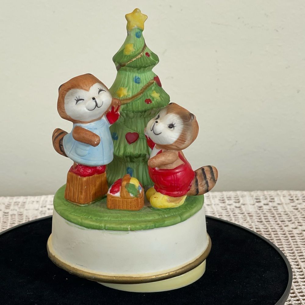Vintage Christmas rotating music box || Christmas beavers around tree music box